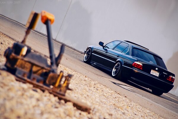 Boomer negro desde un ángulo hermoso. Black BMW 740