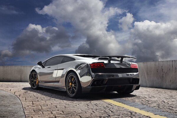 Lamborghini Gallardo is beautiful on the cobblestones!