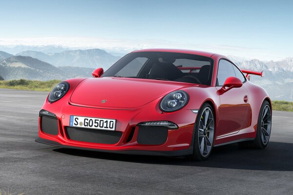 En la pista, el legendario Porsche 911, color rojo, vista frontal