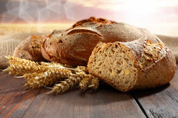 Brot auf dem Tisch, frisch gebacken mit Getreide