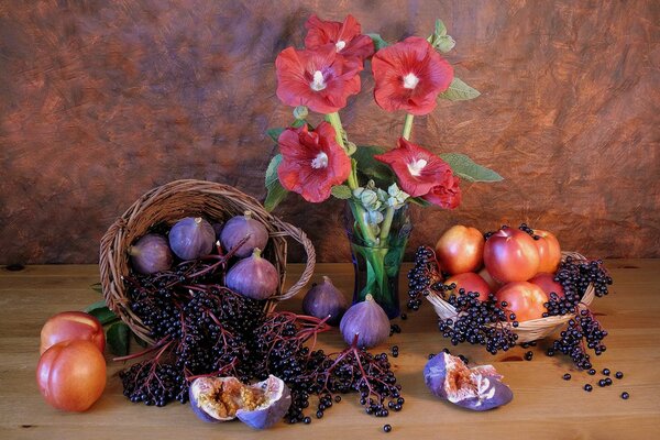 Nectarines et figues dans la courge