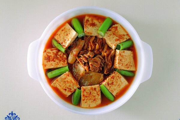 Plato de comida con carne sobre fondo blanco