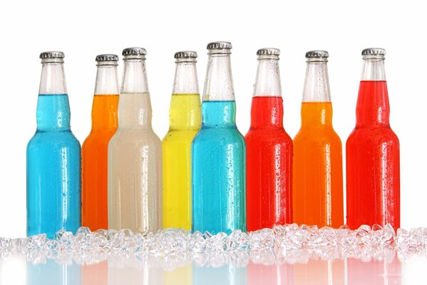 Bebidas multicolores en botellas de vidrio