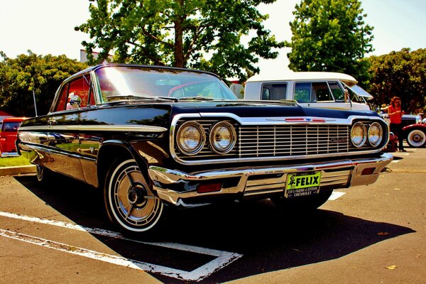 Beaucoup de chrome, de paillettes et de Vintage. Ratro voiture