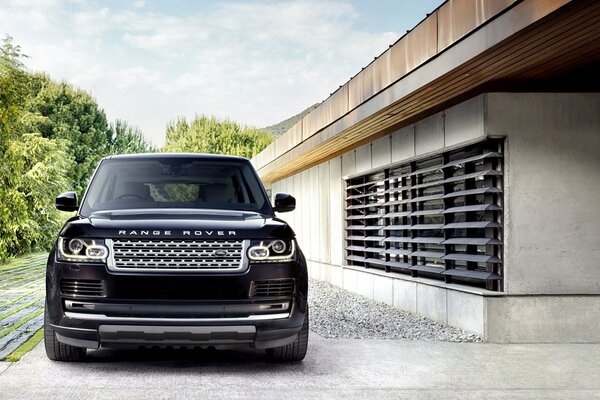 Чёрный большой land lover range rover с прямоугольный фарами