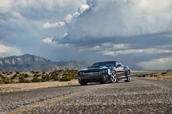 Ein unglaublicher Chevrolet Camaro auf der Straße. Foto des Autos