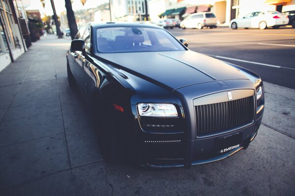 Idealny czarny matowy rolls-royce