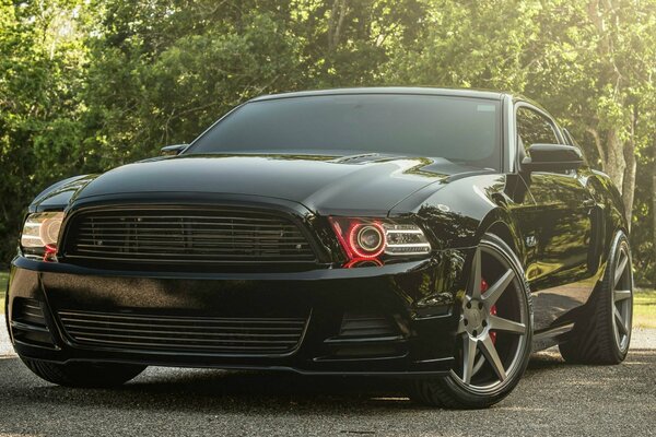 Coche Ford Mustang en color negro