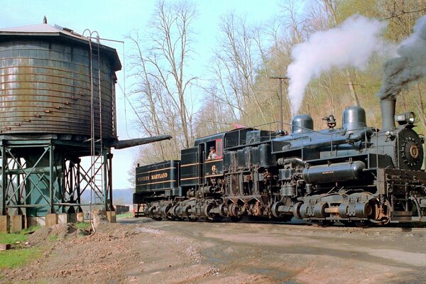 Dampflokomotive fuhr in West Maryland an einem Wasserlauf vorbei