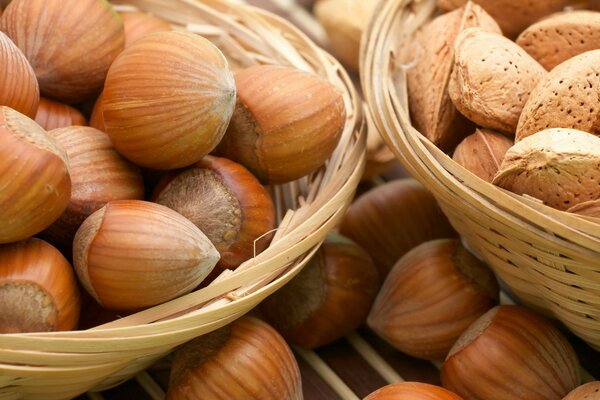 Mandorle e nocciole in Cesto di vimini, paradiso delle noci