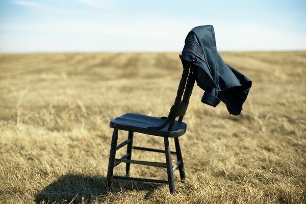 Chaise avec veste sur fond de champ