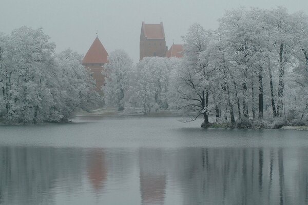 Eine Festung inmitten von Winterbäumen und Schnee