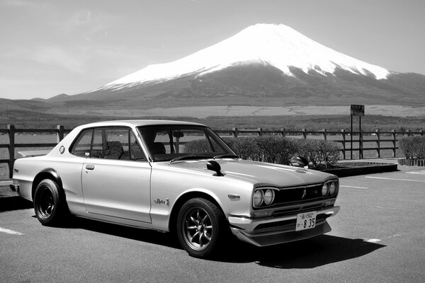 Nissan retro en el fondo de la montaña en Japón