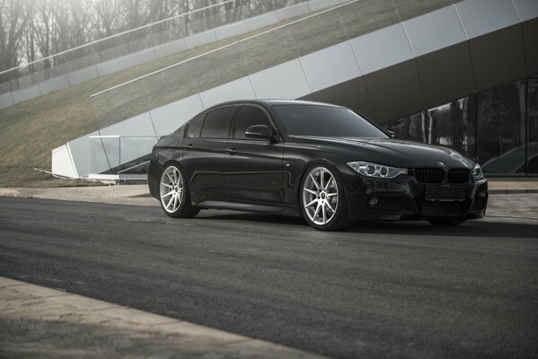 Bmw 335i noir se tient sur la route