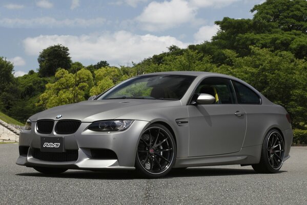 BMW E92 Srebrny na tle lasu