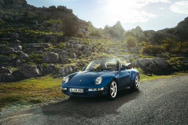 Porsche Cabrio im Bergland