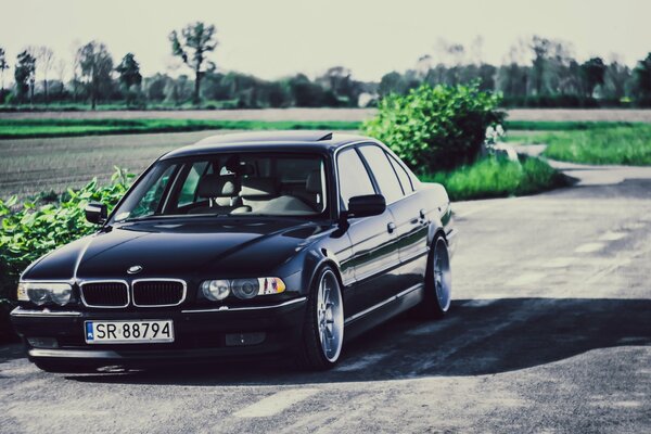 Viaje de lujo en un BMW negro