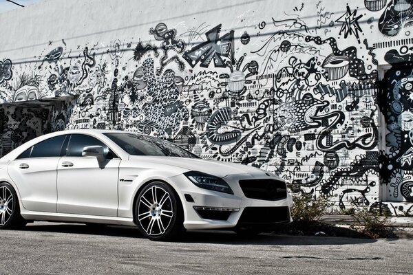 Mercedes-benz cls63 blanco sobre fondo de graffiti