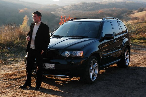 Vladimir Vdovichenkov sullo sfondo della bmw x5 del film Boomer 2 