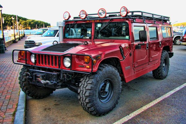 Hummer rojo potente vehículo todo terreno