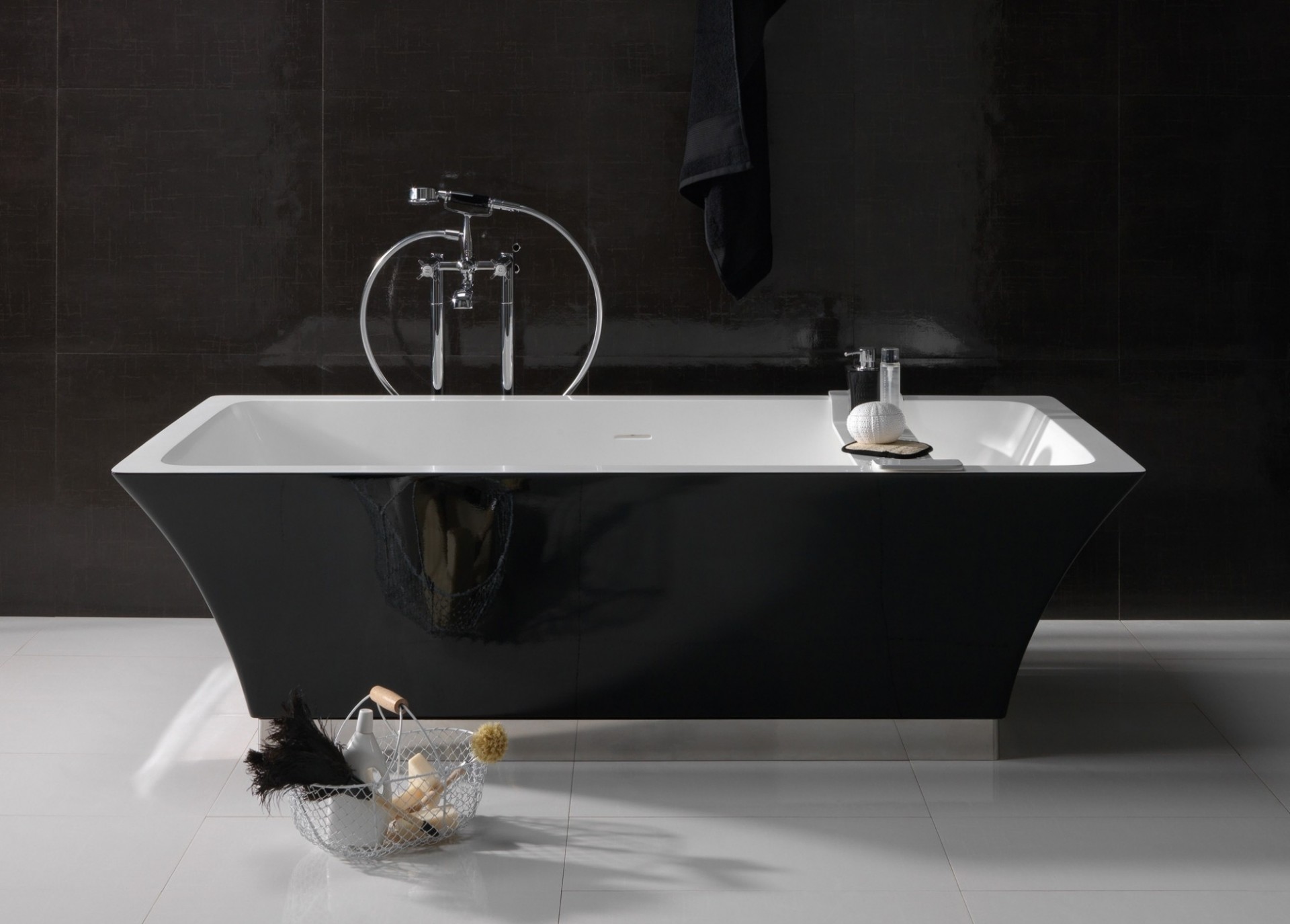 design badezimmer schwarz salon badewanne weiß