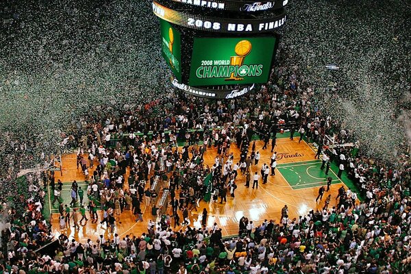 Die Halle ist während des letzten Basketballspiels überfüllt