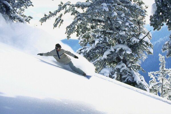 Mann auf einem Snowboard. Viel Schnee