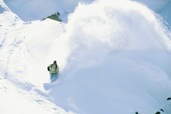 Snowboarder steht vor dem Hintergrund des Schnees