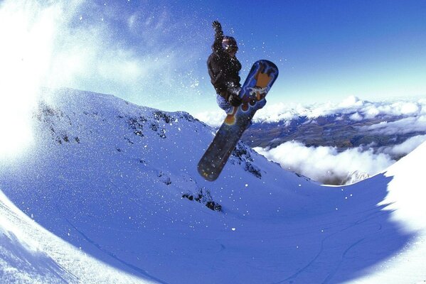 Snowboarder dans les montagnes de la Nouvelle-Zélande