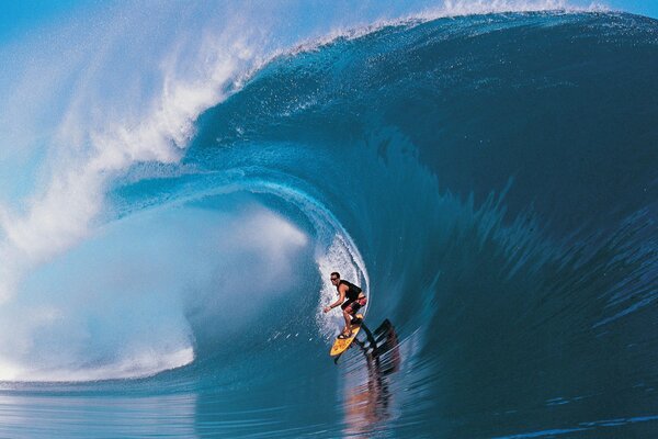 Ola alta para surfear en Tahití