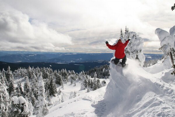 Snowboarder in giacca rossa in montagna