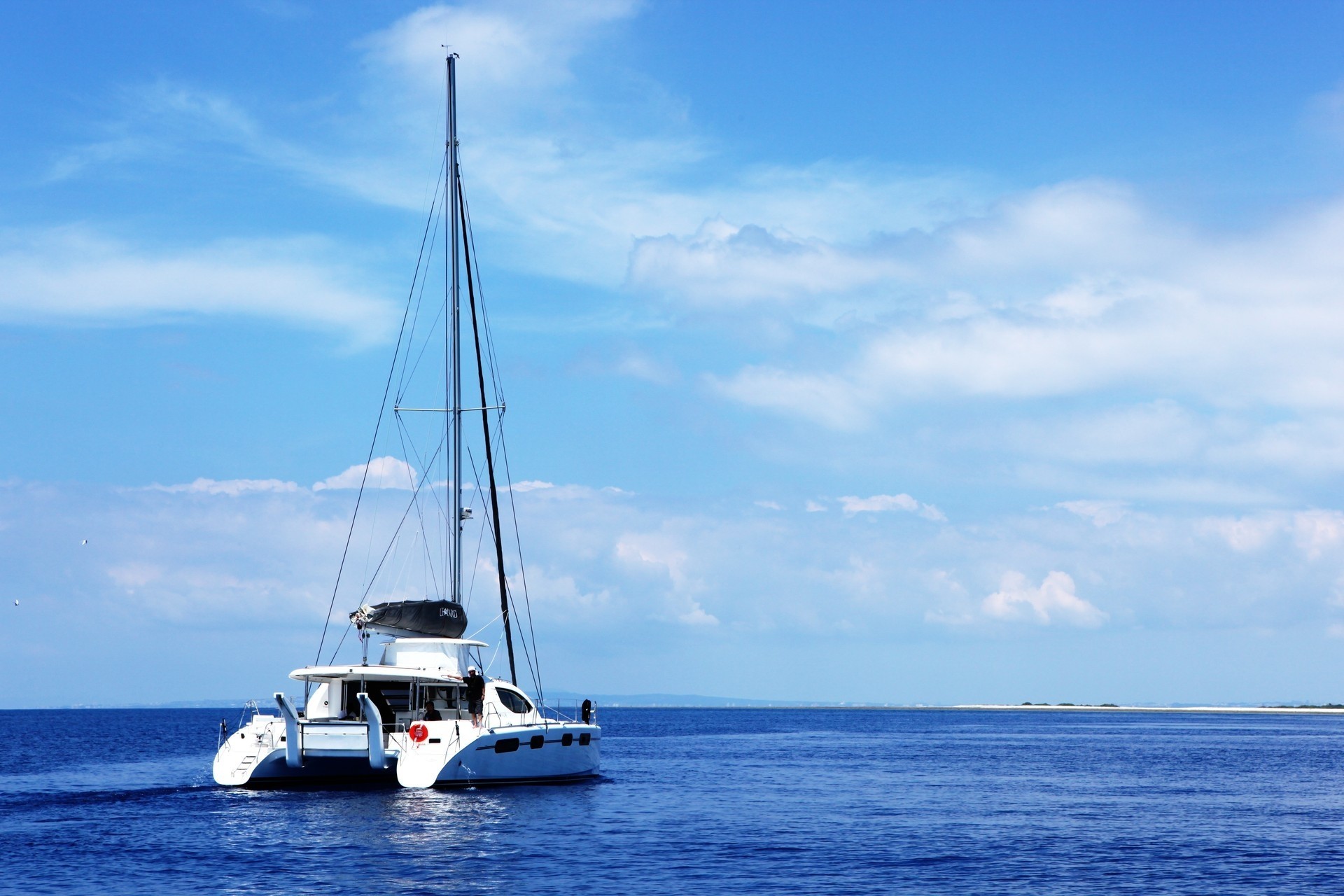 yacht ciel nuages mer croiseur