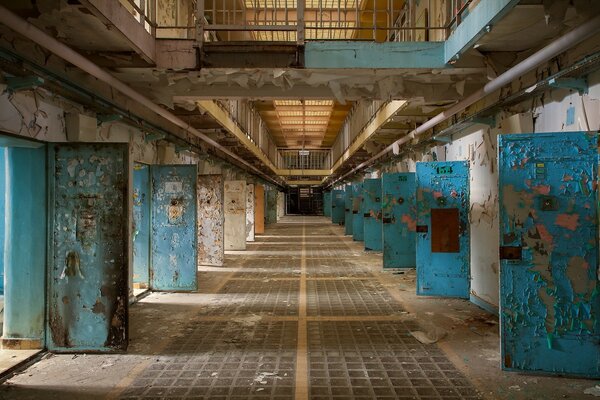 Foto de una prisión abandonada. Puertas abiertas a las cámaras