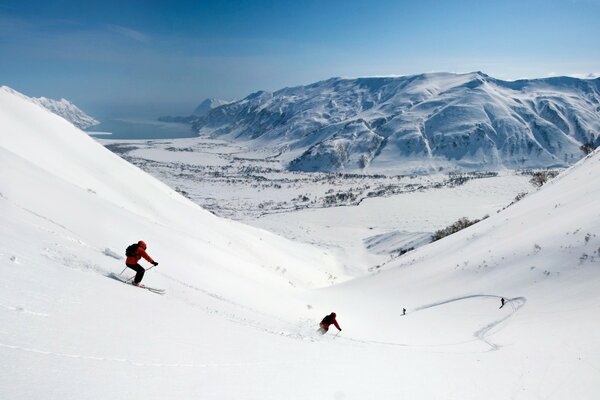 Descente de ski dans la vallée de la montagne