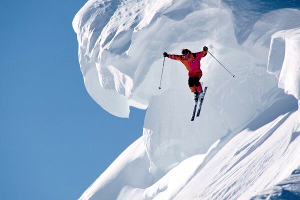 Super-Skifahrer vor dem Hintergrund einer Lawine