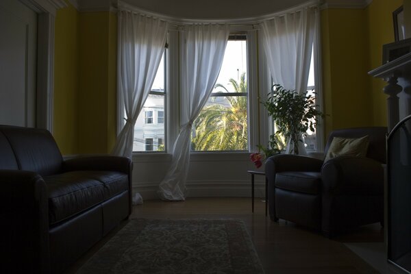 Interior de la sala de estar con ventana abierta