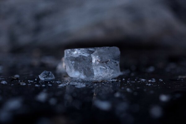 Un morceau de glace avec des éclats