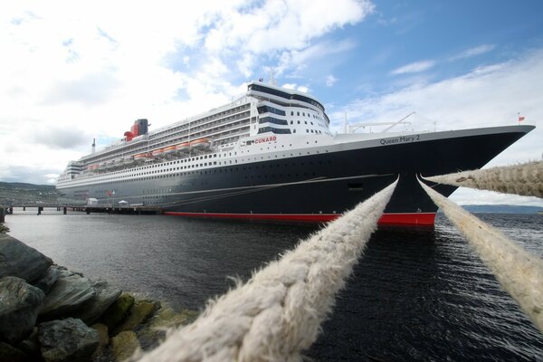 Ocean Liner Queen Mary 2 