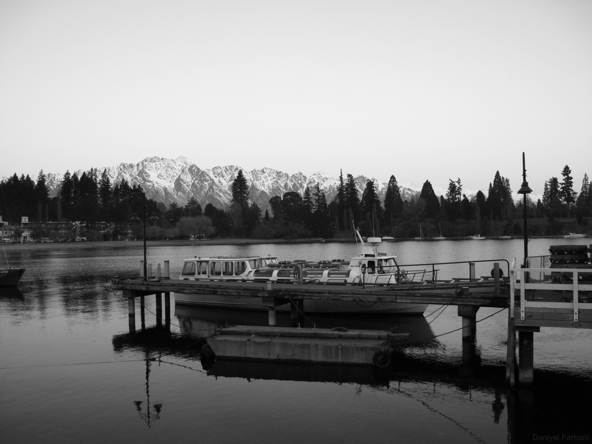 blanco y negro muelle barco