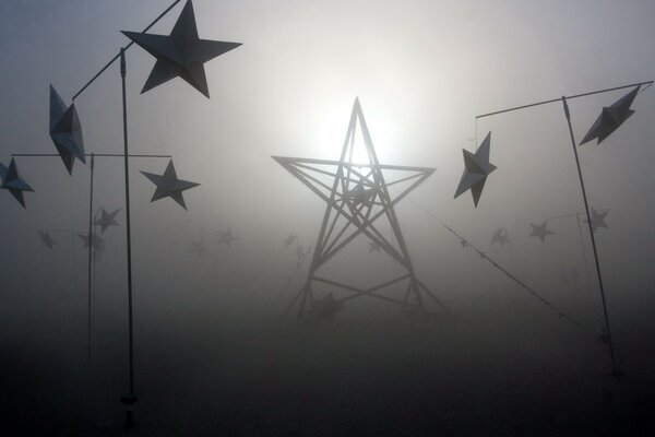 Stelle nella nebbia su sfondo grigio