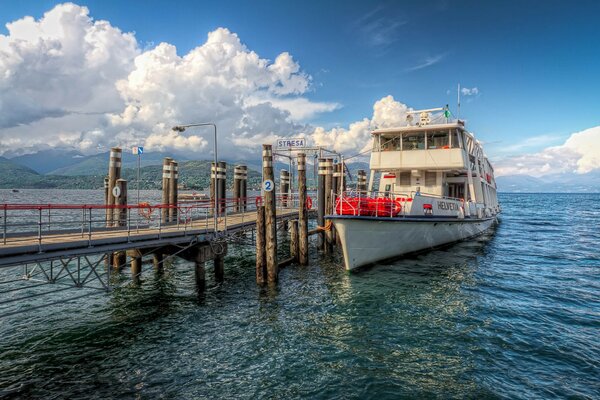 Yacht al molo nel mare blu