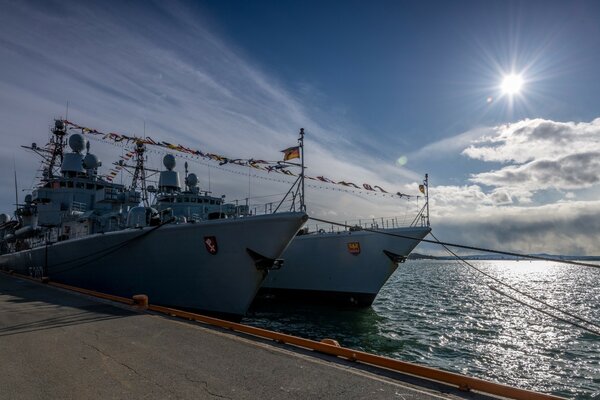 Dos fragatas en el muelle. Sol brillante