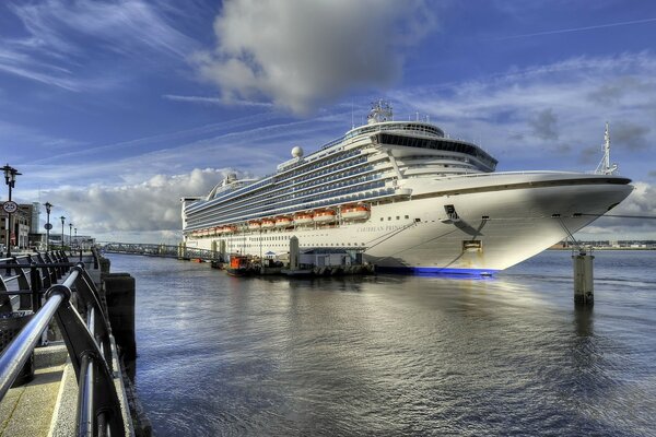 Liner am Pier vor dem Hintergrund des blauen Himmels