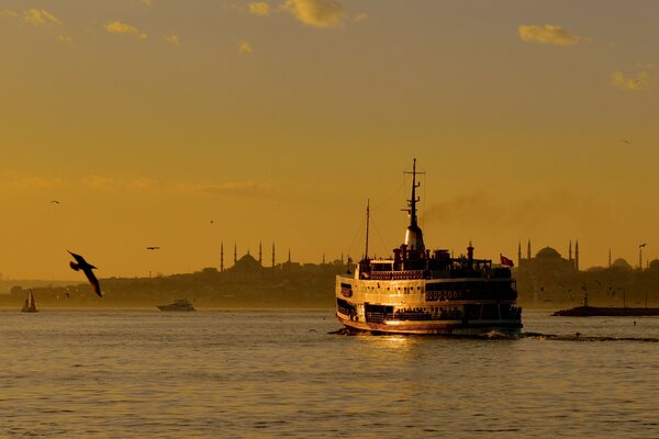 Das Schiff kehrte bei Sonnenuntergang aus dem Meer zurück