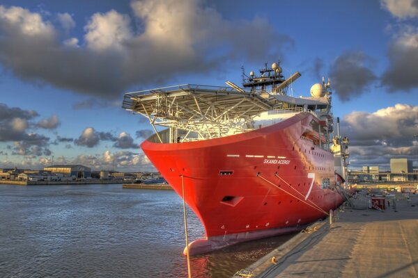 El yate rojo está en el muelle