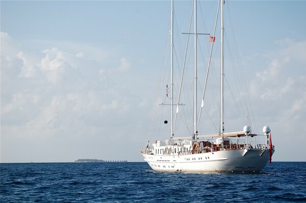 Il mare blu e il bellissimo yacht bianco