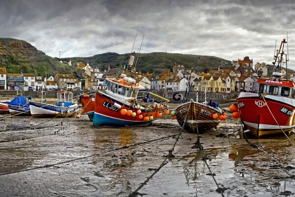 Marea baja en el puerto de North Yorkshire