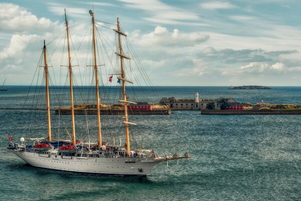 La boîte flotte devant les maisons