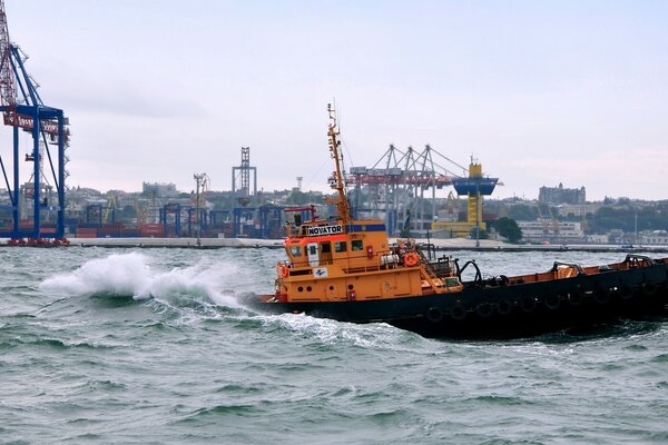 Al porto di Odessa, l immersione della nave sott acqua