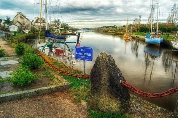 Yate ha río, puerto deportivo tranquilo